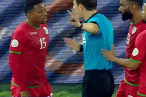 طرد مبكر يشعل أجواء نصف نهائي خليجي 26 بين عمان والسعودية (فيديو)